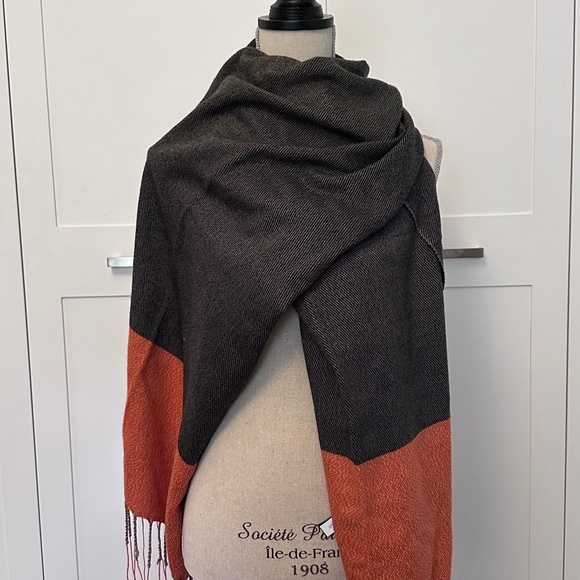 Woman’s GAP Scarf - Picture 1 of 8